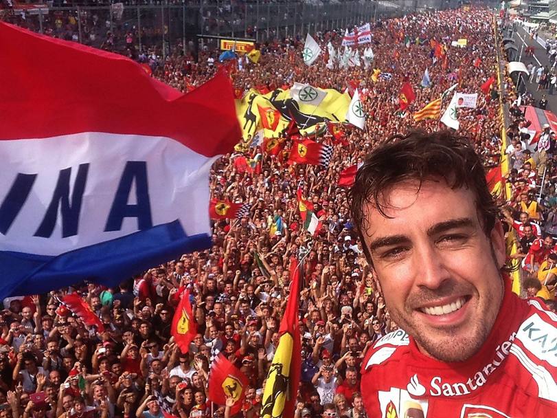 Monza 2013. Selfie di Alonso dal podio, dopo il 2° posto alle spalle di Vettel. Al sabato l&#39;altra celebre esternazione via radio su un gioco delle scie non riuscito con Massa: 
